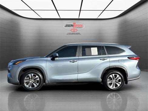 Certified 2023 Toyota Highlander XLE image 2
