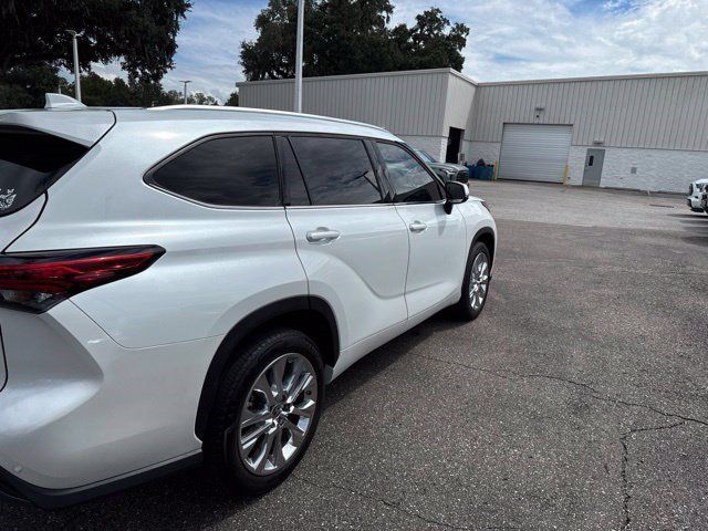 Used 2023 Toyota Highlander Limited FWD image 5