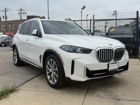 Used 2025 BMW X5 xDrive50e w/ Climate Comfort Package AWD/4WD image 3