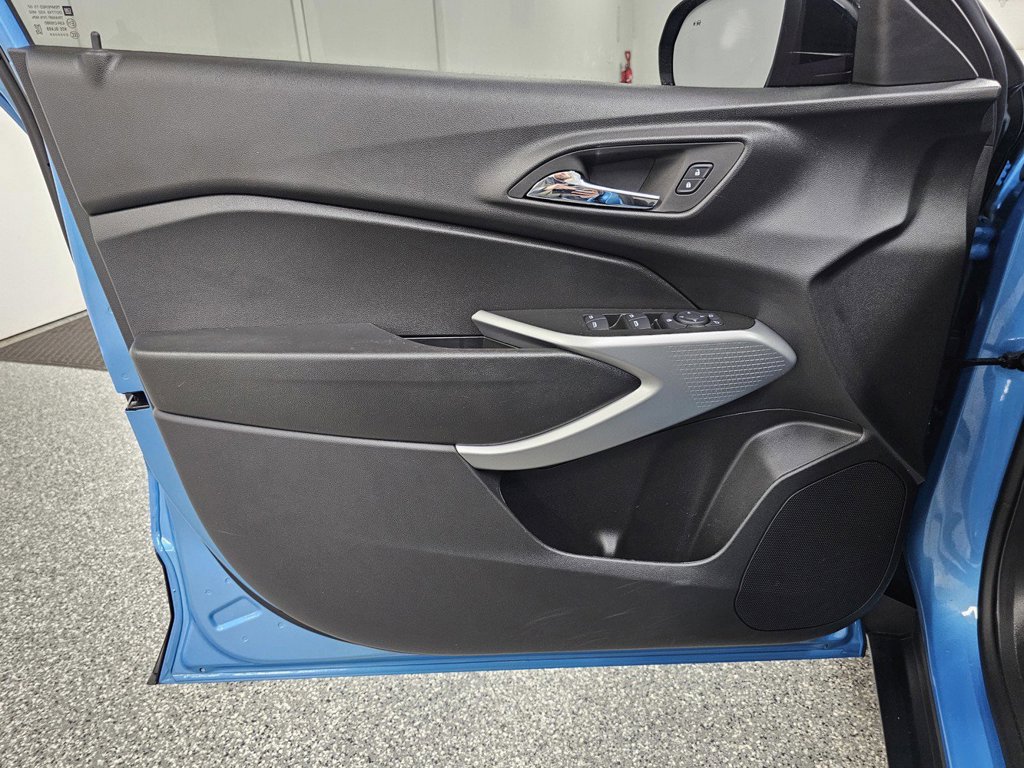 Used 2025 Chevrolet Trax RS w/ Sunroof Package FWD image 14