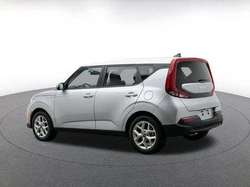 Used 2025 Kia Soul LX w/ LX Technology Package FWD image 7