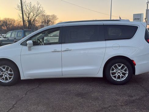 Used 2021 Chrysler Pacifica Touring-L image 5