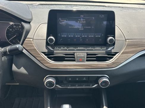 Used 2024 Nissan Altima 2.5 SV FWD image 15