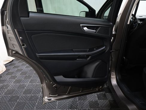 Used 2019 Ford Edge SE image 21