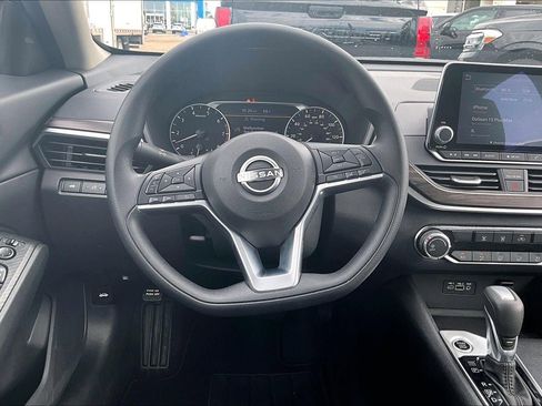 Used 2025 Nissan Altima 2.5 SV FWD image 15