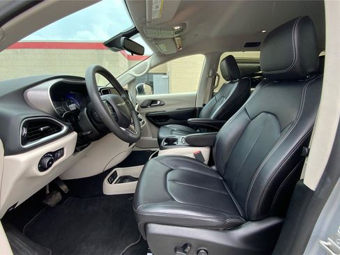 Used 2023 Chrysler Pacifica Touring-L FWD image 10