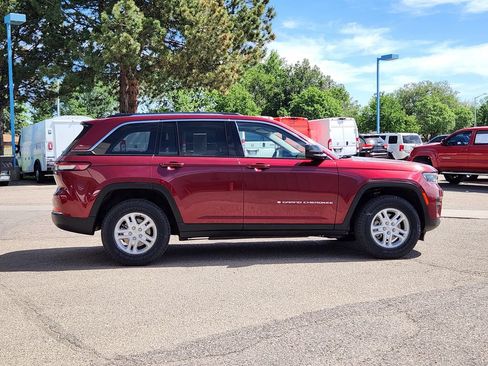Used 2023 Jeep Grand Cherokee Laredo w/ Luxury Tech Group I AWD/4WD image 2