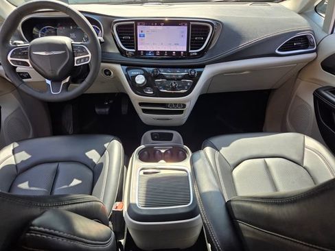 Used 2023 Chrysler Pacifica Touring-L FWD image 13