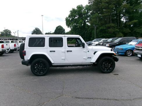Used 2025 Jeep Wrangler Unlimited Sahara w/ Safety Group AWD/4WD image 5