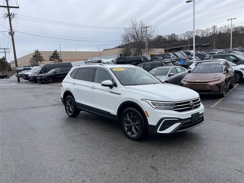 Used 2022 Volkswagen Tiguan SE w/ Panoramic Sunroof Package image 6
