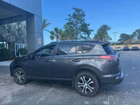 Used 2018 Toyota RAV4 LE FWD image 4