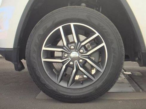 Used 2017 Jeep Grand Cherokee Limited image 9