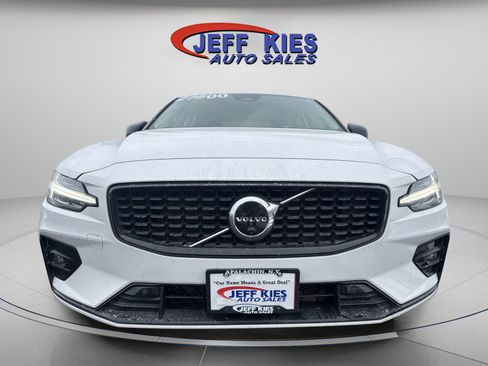 Used 2023 Volvo S60 B5 Plus image 2