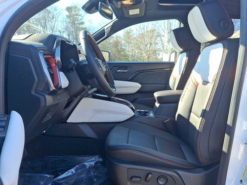 Used 2025 GMC Canyon AT4 w/ AT4X Package image 15