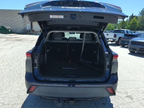 Used 2021 Toyota Highlander XLE FWD image 4