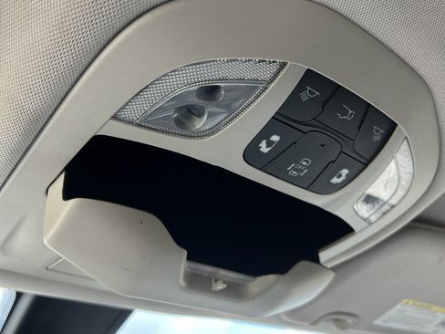 Used 2017 Chrysler Pacifica Touring FWD image 25