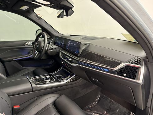 Used 2025 BMW X7 M60i AWD/4WD image 31