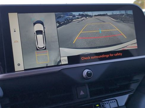 Used 2025 Toyota Crown Signia w/ Advanced Technology Package image 18