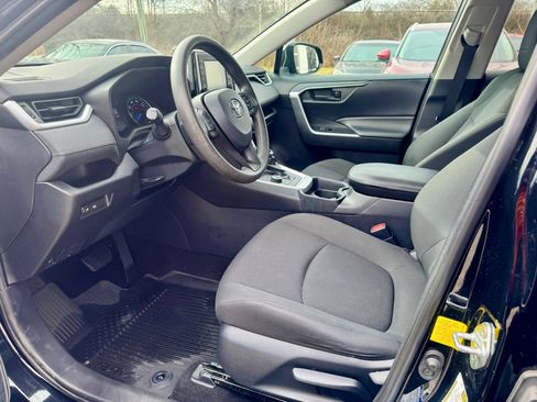 Used 2019 Toyota RAV4 LE image 18