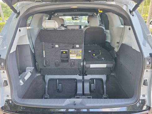 Used 2023 Toyota Sienna XSE FWD image 8