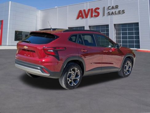 Used 2025 Chevrolet Trax LT w/ LT Convenience Package image 6