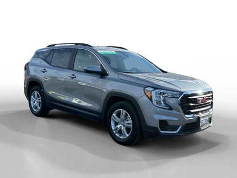 Used 2023 GMC Terrain SLE w/ Driver Convenience Package image 7