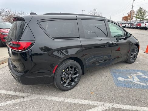 New 2026 Chrysler Pacifica Select image 28