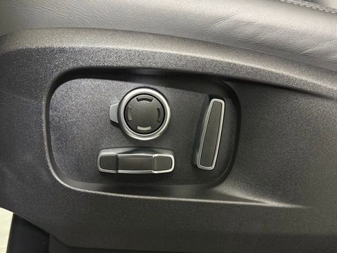 New 2026 Land Rover Defender 130 X-Dynamic SE image 26