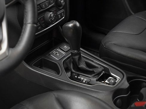 Used 2019 Jeep Cherokee Limited image 29