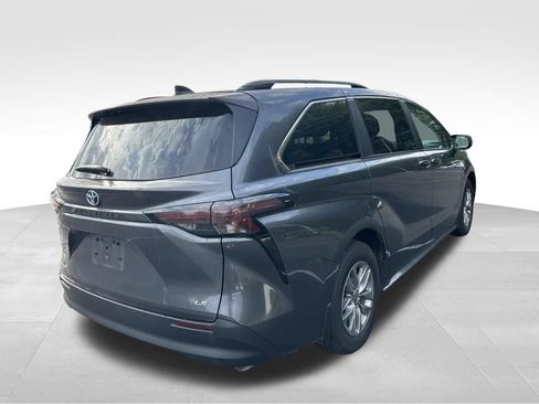 Used 2025 Toyota Sienna LE AWD/4WD image 5