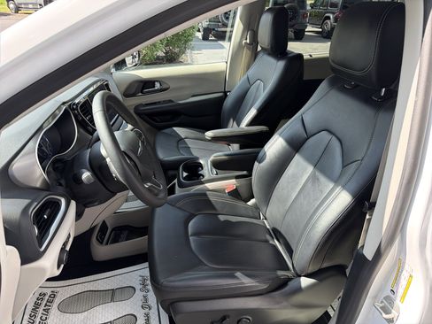 Used 2024 Chrysler Pacifica Touring-L FWD image 12