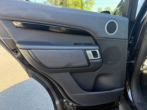 Used 2020 Land Rover Discovery SE image 24