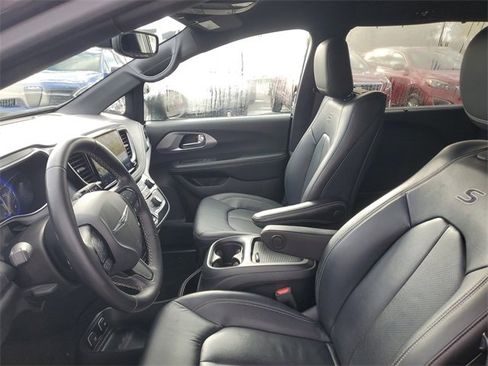 Certified 2021 Chrysler Pacifica Touring-L w/ Uconnect Theater Family Group image 18