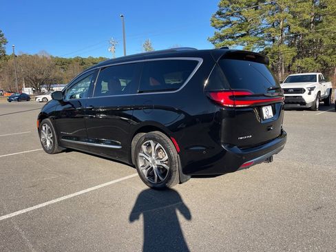 Used 2024 Chrysler Pacifica Pinnacle w/ Trailer Tow Group AWD/4WD image 7