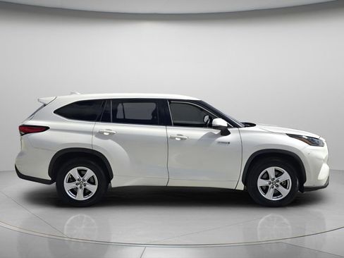 Used 2021 Toyota Highlander LE FWD image 3