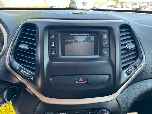 Used 2015 Jeep Cherokee Latitude FWD image 34