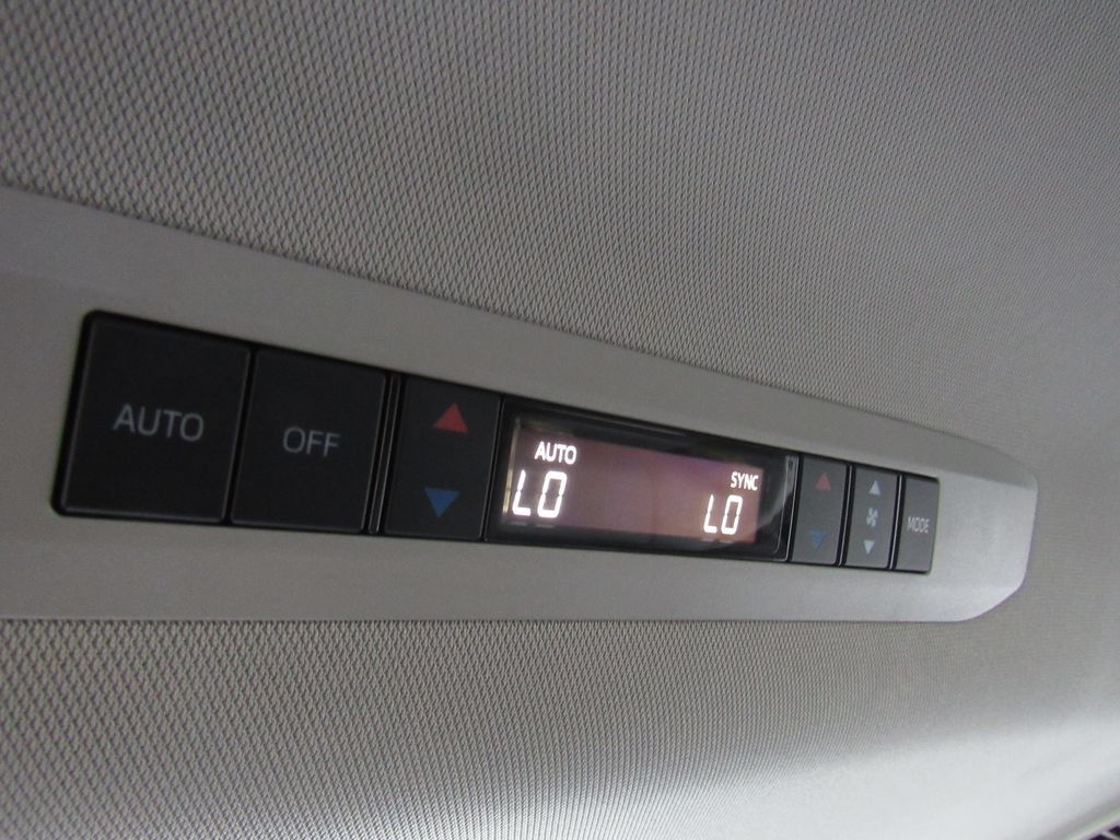 Certified 2024 Toyota Sienna XLE FWD image 34