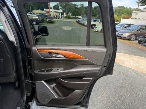 Used 2015 Cadillac Escalade Luxury AWD/4WD image 6