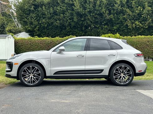 Certified 2024 Porsche Macan AWD/4WD image 2