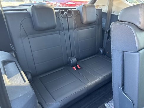 Used 2020 Volkswagen Tiguan SE w/ Panoramic Sunroof Package image 8