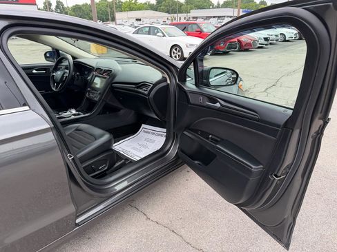 Used 2018 Ford Fusion SE w/ Equipment Group 201A FWD image 9