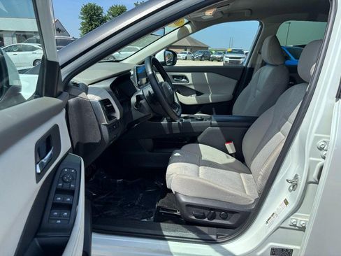 Used 2025 Nissan Rogue SV AWD/4WD image 8