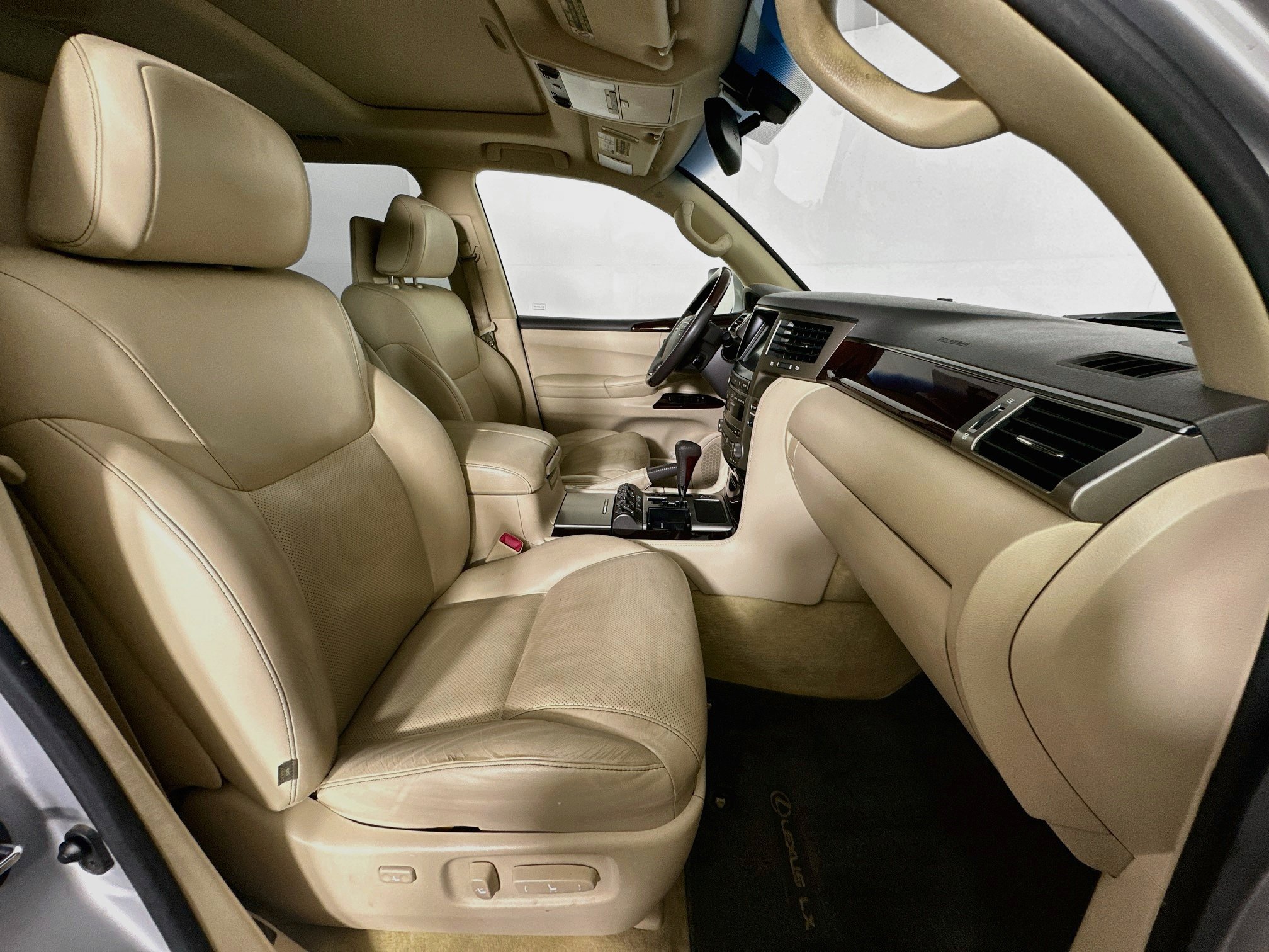 Used 2014 Lexus LX 570 4WD image 34