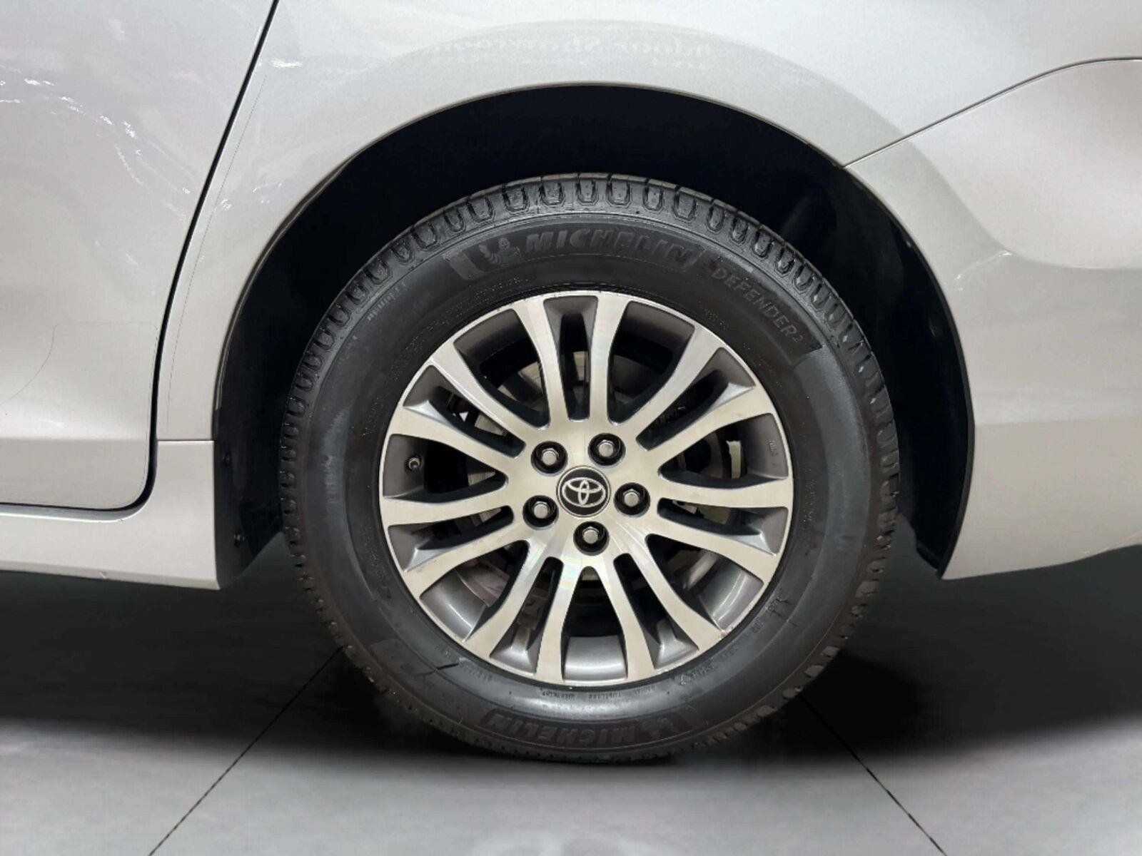Used 2020 Toyota Sienna XLE Premium FWD image 56