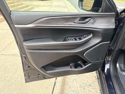 Used 2024 Jeep Grand Cherokee Limited w/ Luxury Tech Group II AWD/4WD image 29