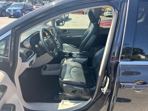 Used 2022 Chrysler Pacifica Touring-L image 20