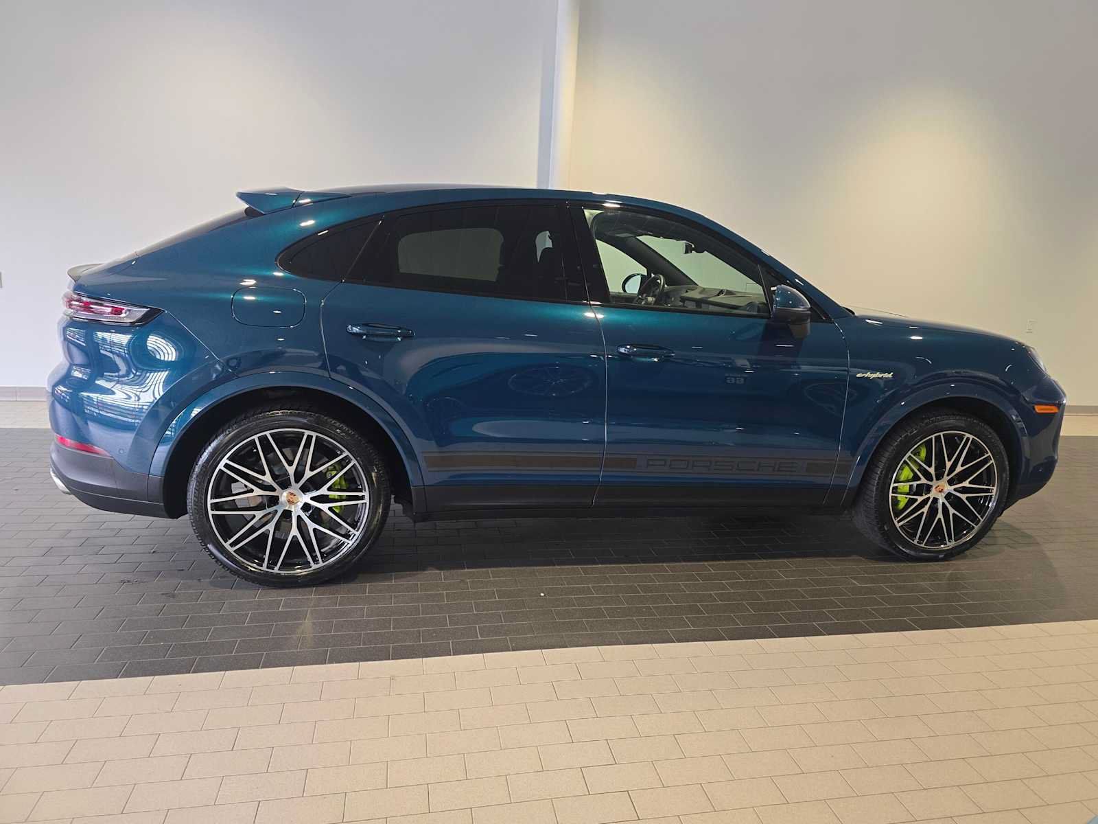 Used 2025 Porsche Cayenne E-Hybrid Coupe AWD/4WD image 8