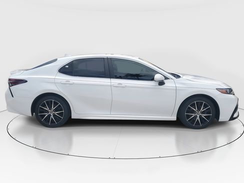 Used 2023 Toyota Camry SE image 2