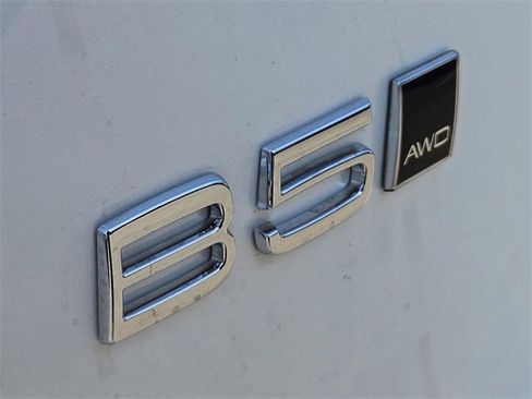 Certified 2025 Volvo XC40 B5 Ultra w/ Climate Package image 12