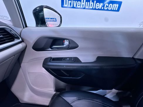 Used 2024 Chrysler Pacifica Touring-L image 36